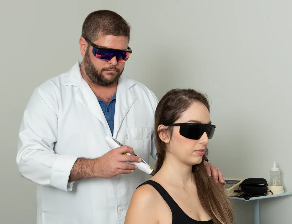 Aplicação de laser terapêutico
