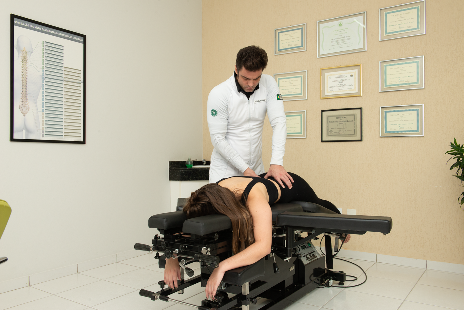 Profissional da Ceortem realizando atendimento manual em paciente